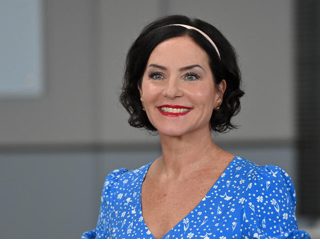 Marisa Burger lächelt.