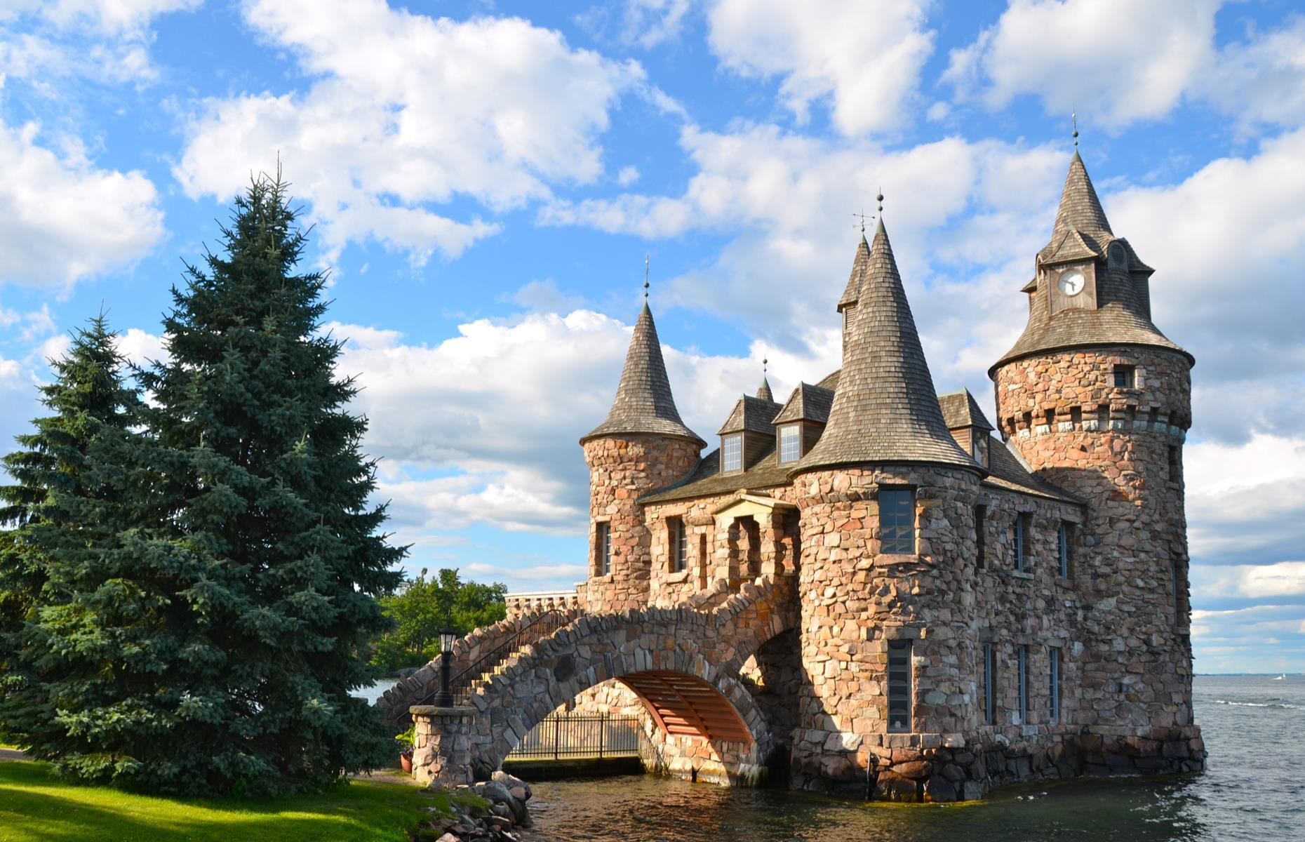 Most castles with towers and turrets exist in Europe, but there are fairy-tale fortresses in the United States too. Although they're not always the real deal, they often take inspiration from majestic piles across the pond. Here's our pick of America's historic castles you might not know about...