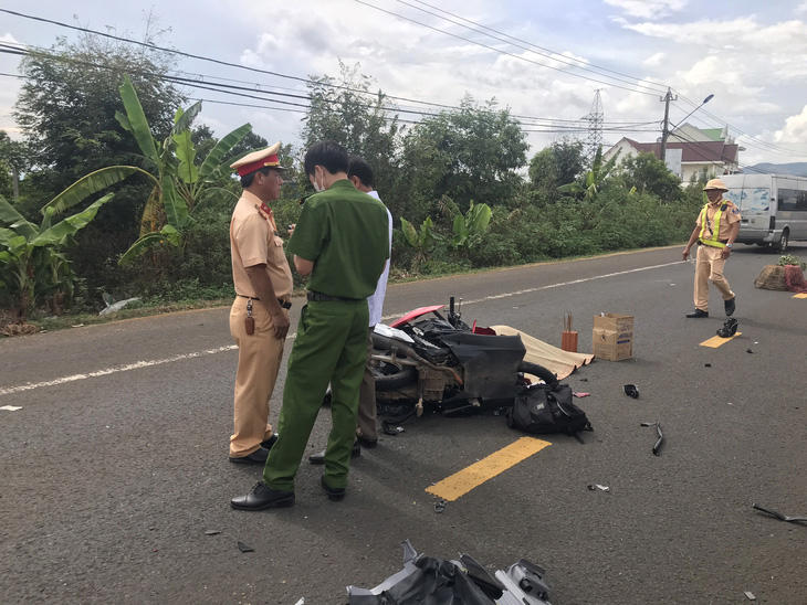 Hiện trường vụ tai nạn liên hoàn giữa xe máy và ô tô làm 2 người chết tại tỉnh Gia Lai - Ảnh: HUỲNH CÔNG ĐÔNG