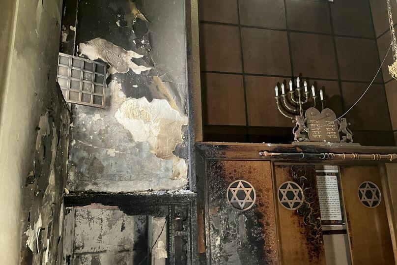 centenas de pessoas reuniram-se em paris para acender velas após ataque a uma sinagoga
