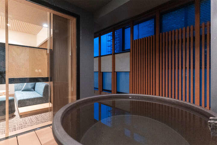天然温泉露天風呂付き！ 旅慣れた大人のための“素泊まり旅館”が草津温泉の中心部に誕生しました