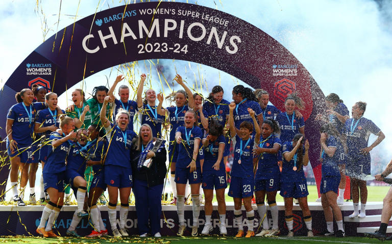 Emma Hayes celebrates with her team as Chelsea lift the trophy - Molly Darlington/REUTERS