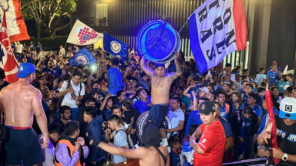 ¡Equipo Y Afición Unidos! 600 Aficionados De Cruz Azul Llevaron ...