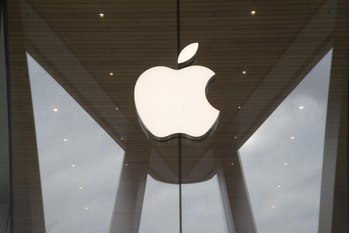 애플, 내년 ‘더 얇은’ 아이폰 출시…라인업 개편하나
