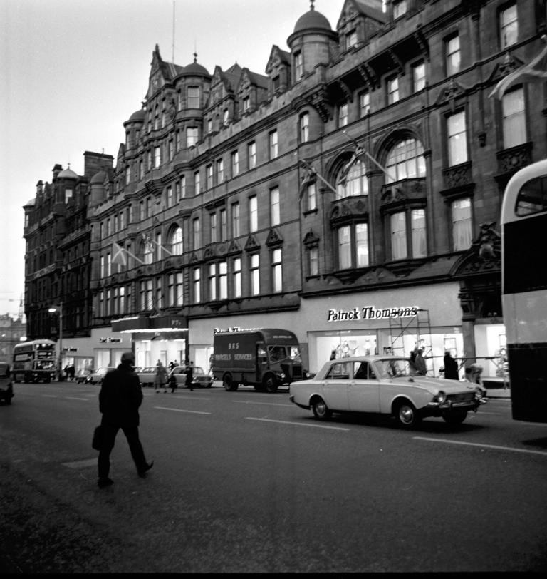 Edinburgh Retro: 31 fascinating photos of the city's roads, cars and ...