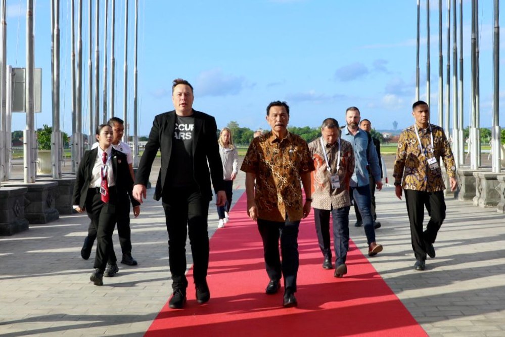 Luhut Tawarkan Biak Jadi Lokasi Peluncuran Roket Elon Musk Ke Mars