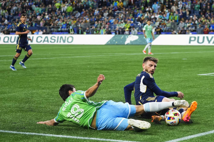 disputed penalty in final minutes gives whitecaps a 1-1 draw against sounders