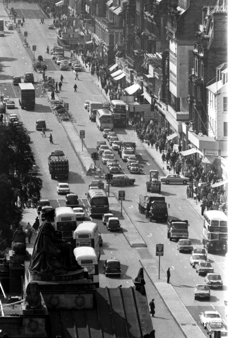 Edinburgh Retro: 31 fascinating photos of the city's roads, cars and ...