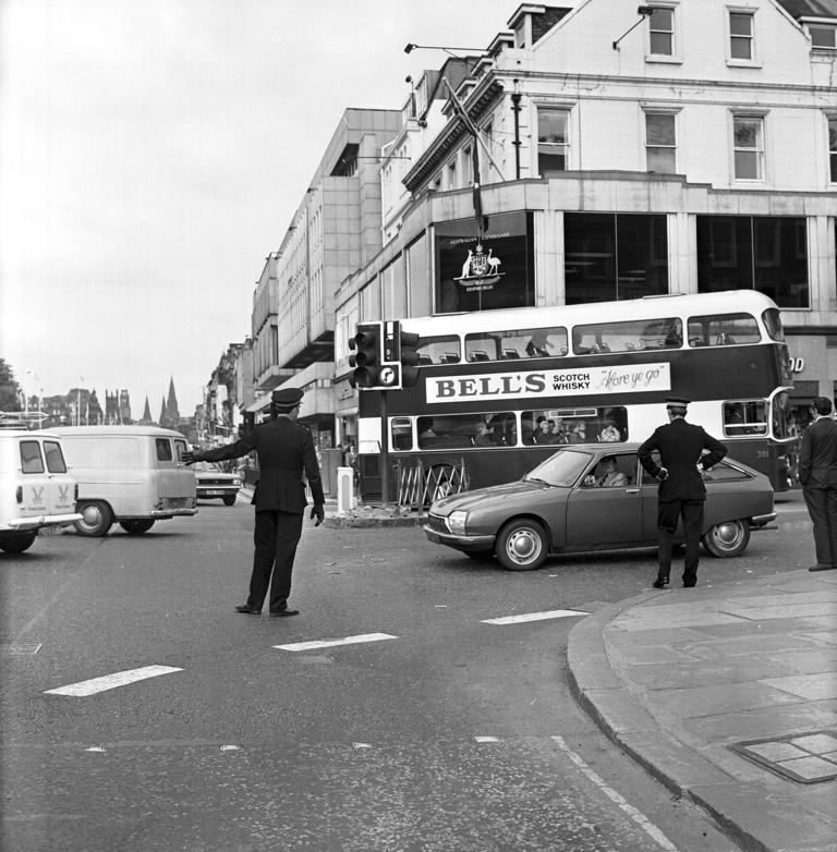 Edinburgh Retro: 31 fascinating photos of the city's roads, cars and ...