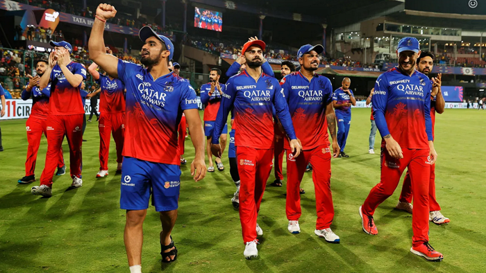 virat kohli loses cool at yash dayal during rcb's loss to rr; throws water bottle in anger - watch