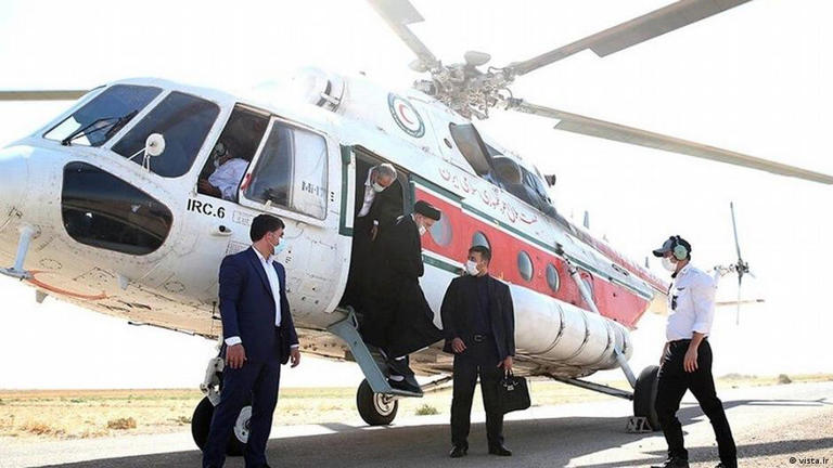 Ebrahim Raisi sai de helicóptero presidencial nesta foto de arquivo