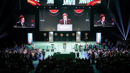 El presidente de Argentina, Javier Milei, habla durante un mitin organizado por el partido ultraderechista español Vox de cara a las elecciones europeas, junto a varios líderes de extrema derecha, en Madrid, España, el 19 de mayo de 2024.