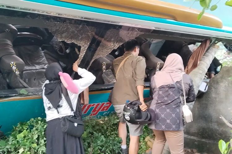 Innalillahi, Bus Surya Kencana Alami Kecelakaan Hingga Terbalik Di NTB ...