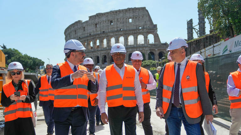  Mayor Eric Adams looks to Rome to solve New York City's migrant problems 