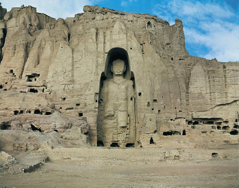 Le site touristique de Bamyan en Afghanistan, une statue de Bouddha sculptée dans une formation rocheuse.
