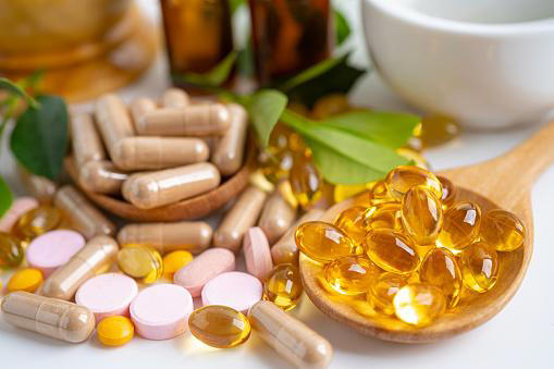 Além de doenças, o excesso de vitaminas pode ser a causa da presença de gordura na urina. (Fonte: Getty Images / Reprodução)