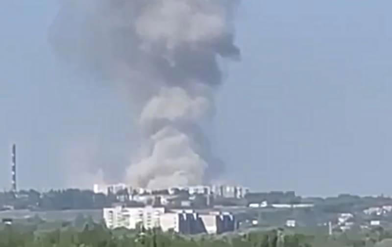 powerful explosions in luhansk: strikes on russian training base reported