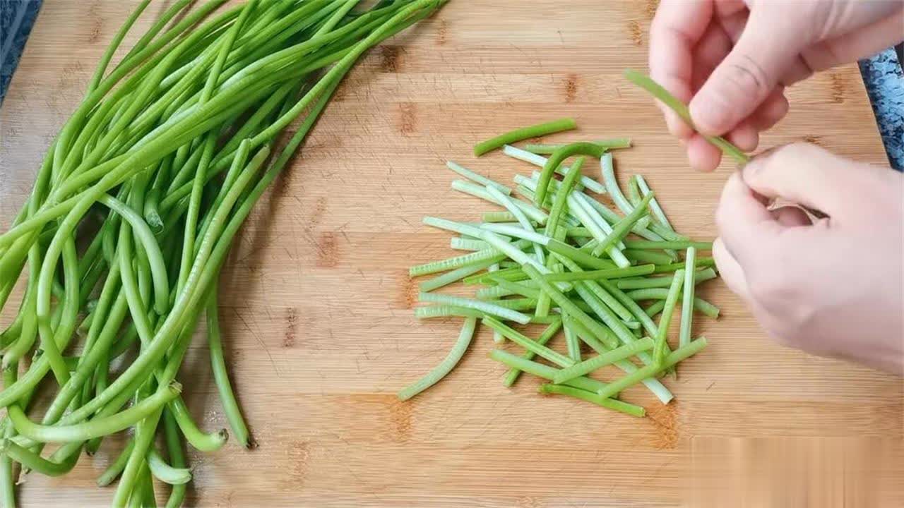 夏天遇到这菜别手软，晒干比新鲜的好吃，随吃随取，拿它炖肉超香