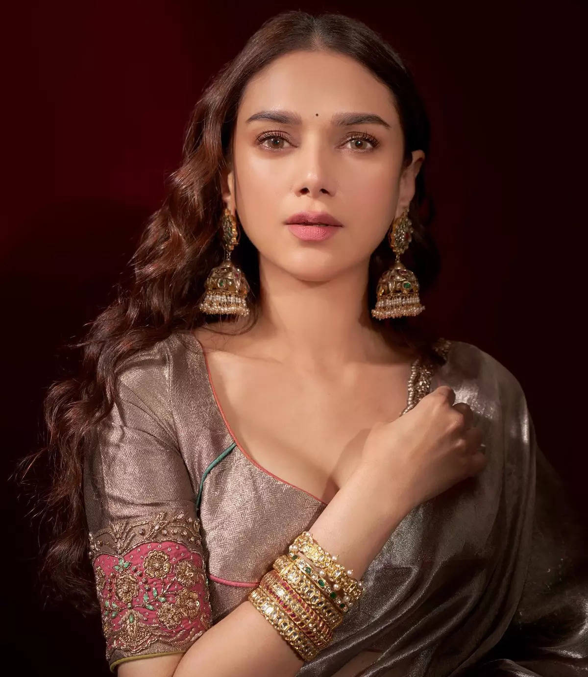 भंसाली सेट पर शानदार माहौल तैयार कर देते हैं. p भंसाली सेट पर शानदार माहौल ...