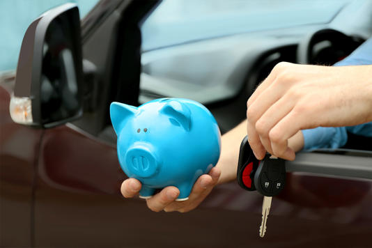 No Brasil de cada R$100 pagos por um carro, R$ 43 ficam para os cofres públicos (Foto: Adobe Stock | Amanda Borges)