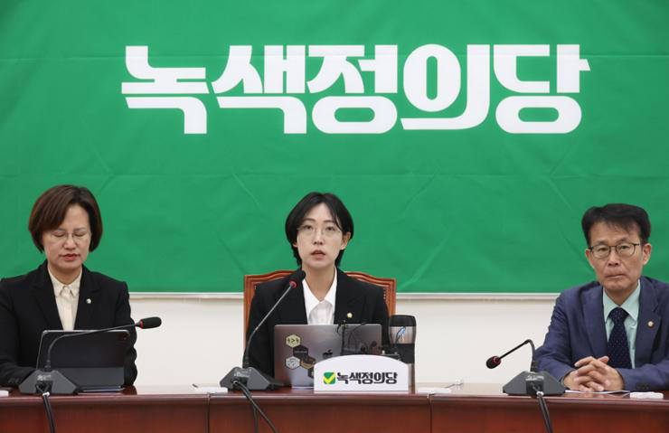 This April 16 photo shows Rep. Jang Hye-yeong speaking during a meeting at the National Assembly in Seoul. Jang and nine other lawmakers on Monday proposed to allow people to change their legal gender without undergoing surgery. Yonhap 