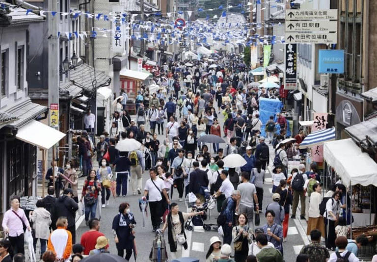 4月、大勢の観光客らでにぎわう120回目となった「有田陶器市」＝佐賀県有田町