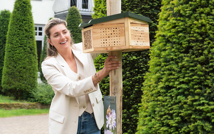 hannah geeft bijen een fijn plekje met nieuwe bijenhotels
