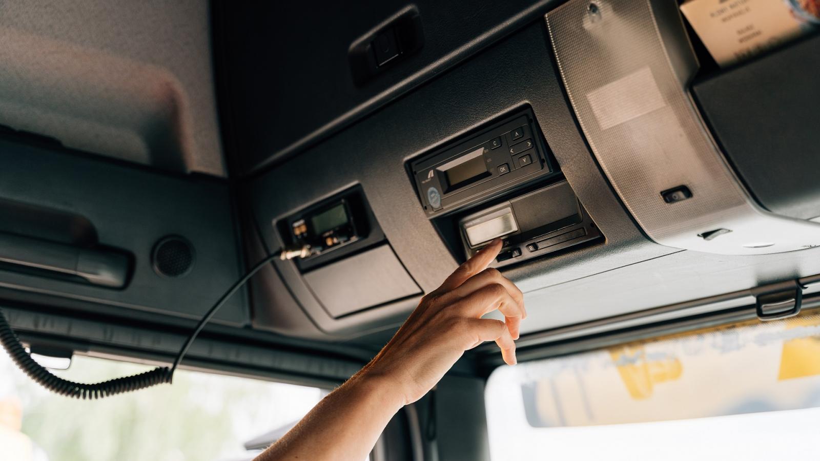 Цифровой тахограф. Тахографы на грузовые автомобили. Зачем тахографы на грузовые автомобили. Фото на тахограф требования 2024. Тахограф.