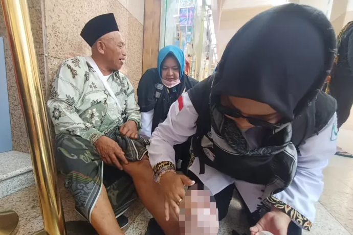 Sandal Hilang Di Masjid Nabawi, Telapak Kaki Jamaah Haji Ini Melepuh