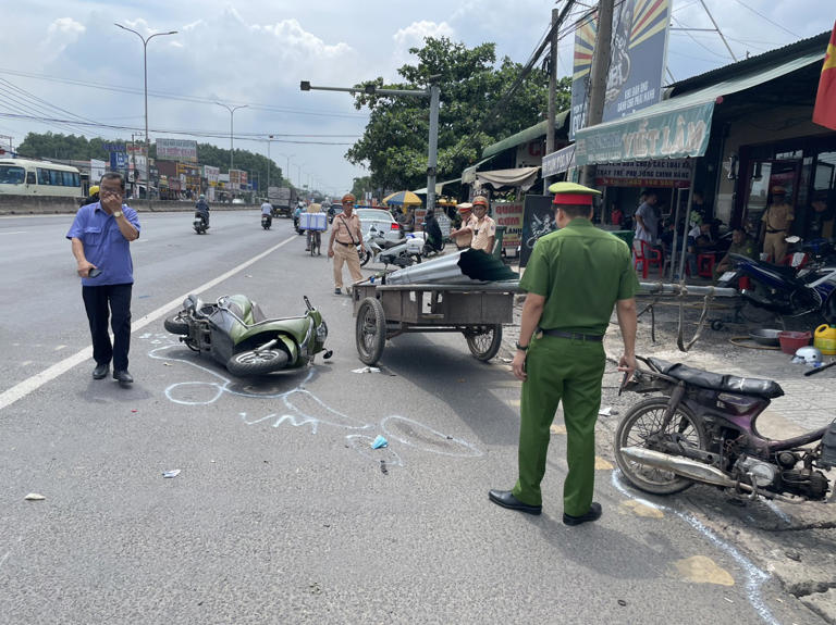 Tiền Phong Lực lượng chức năng khám nghiệm hiện trường 1