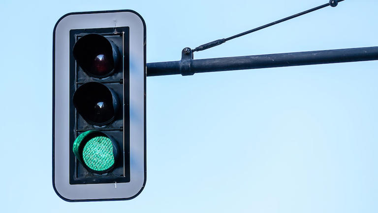 Grün heißt nicht immer losfahren: Wann Sie bei grüner Ampel trotzdem ...