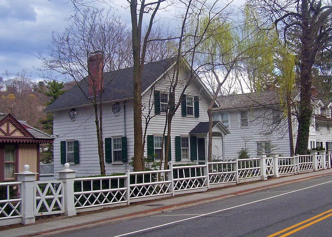<p>- National rank: 60th best place to retire<br> - Population: 2,888</p>  <p>In Long Island's Gold Coast hills, Roslyn is a vibrant village boasting lovely restored houses and buildings, historic landmarks, and a bustling downtown. Its library hosts lectures, events, and exhibits, while a 16-acre green space in the village center offers year-round activities.</p>