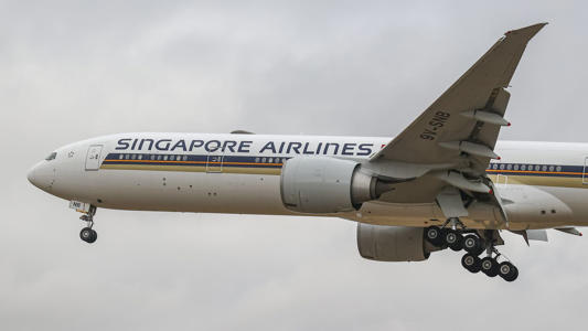 1 dead, 30 injured after Singapore Airlines flight from London hits severe turbulence<br><br>
