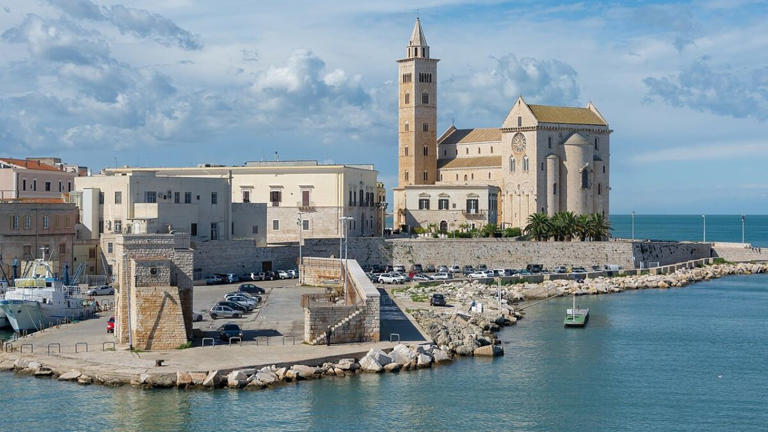 In questo incantevole Borgo pugliese sorge una Cattedrale sul Mare davvero spettacolare!