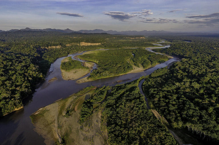 In the Nature's Stronghold of Madidi, Bolivia: Multiple jurisdictions with Tacana and Lecos de Apolo Indigenous Territories in the foreground, and across the Tuichi River, the Madidi National Park. Credit: Omar Torrico (CC-BY 4.0, creativecommons.org/licenses/by/4.0/)