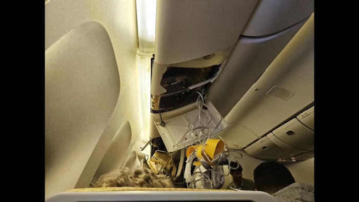 les images de l'intérieur de l'avion de singapore airlines qui témoignent de la violence des turbulences