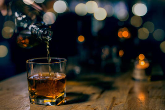 Você sabe o que é o Bourbon Whisky? Foto: aekachai/Adobe Stock