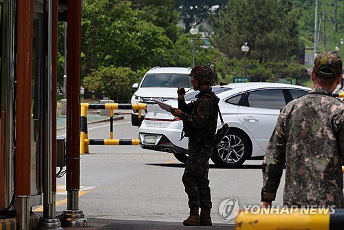 신원식, '수류탄 폭발 사망' 훈련병 조문…