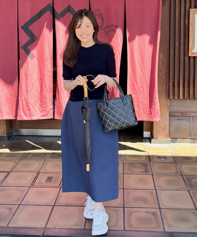 京都旅の「スカート」着まわしコーデ。色は「紺」シルエットは「フレアー」ならトップスは