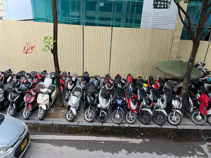 foto: pemandangan motor parkir di trotoar jalan vietnam