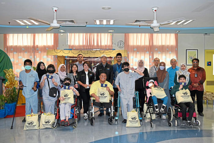 cheras hospital, ngo bring festive cheer to rehabilitation patients