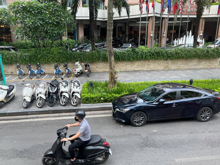 foto: pemandangan motor parkir di trotoar jalan vietnam