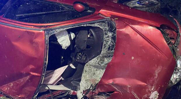 l'auto perde aderenza per l'asfalto reso viscido dalla pioggia ed esce di strada: morto a 47 anni