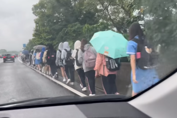 國道3驚見「30多位學生淋雨走路肩」原因曝光！「司機氣切」無法說話心酸等被罰