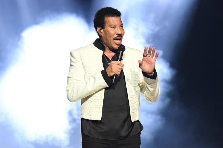 Lionel Richie and Earth, Wind & Fire will bring the Sing A Song All Night Long Tour to FedExForum in Memphis on May 29.