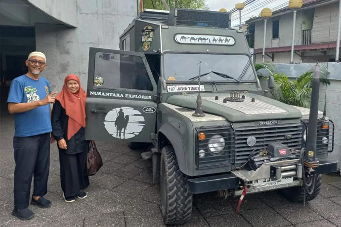 suami istri keliling indonesia: gunakan kendaraan bekas ambulans perang keluaran 1996