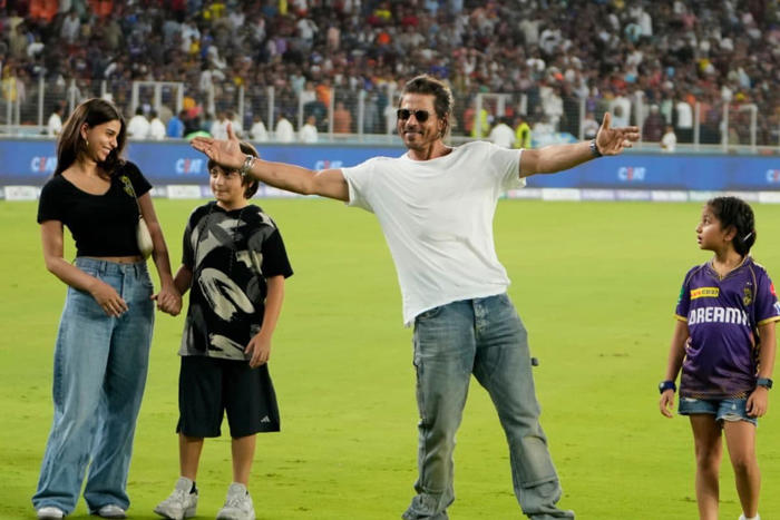 shah rukh khan rejoices during his outing in ahmedabad as kolkata knight riders book 4th ipl final | watch