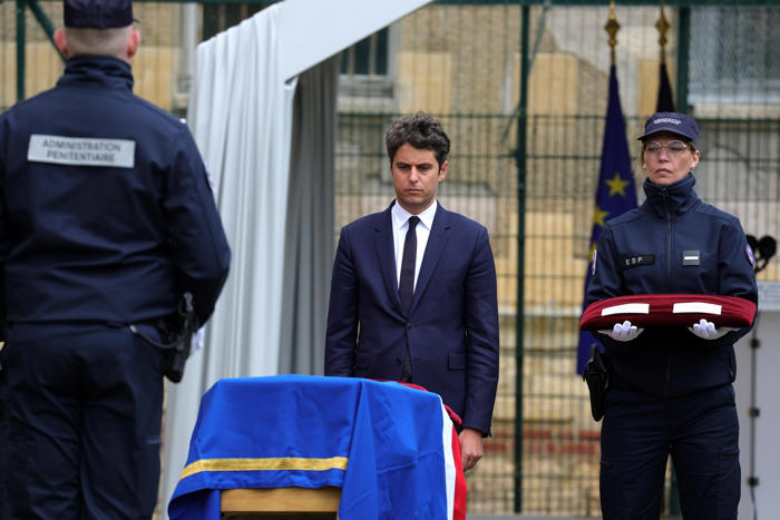 francia homenajea a los 2 guardas asesinados en la fuga de un reo: 