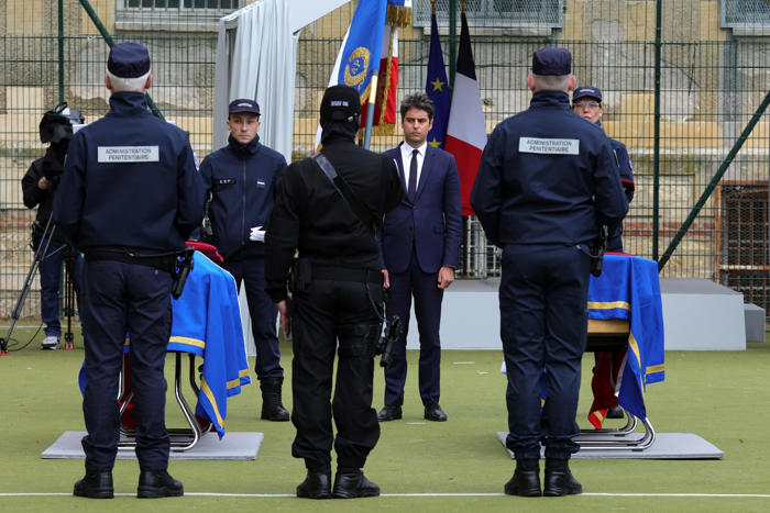 francia homenajea a los 2 guardas asesinados en la fuga de un reo: 