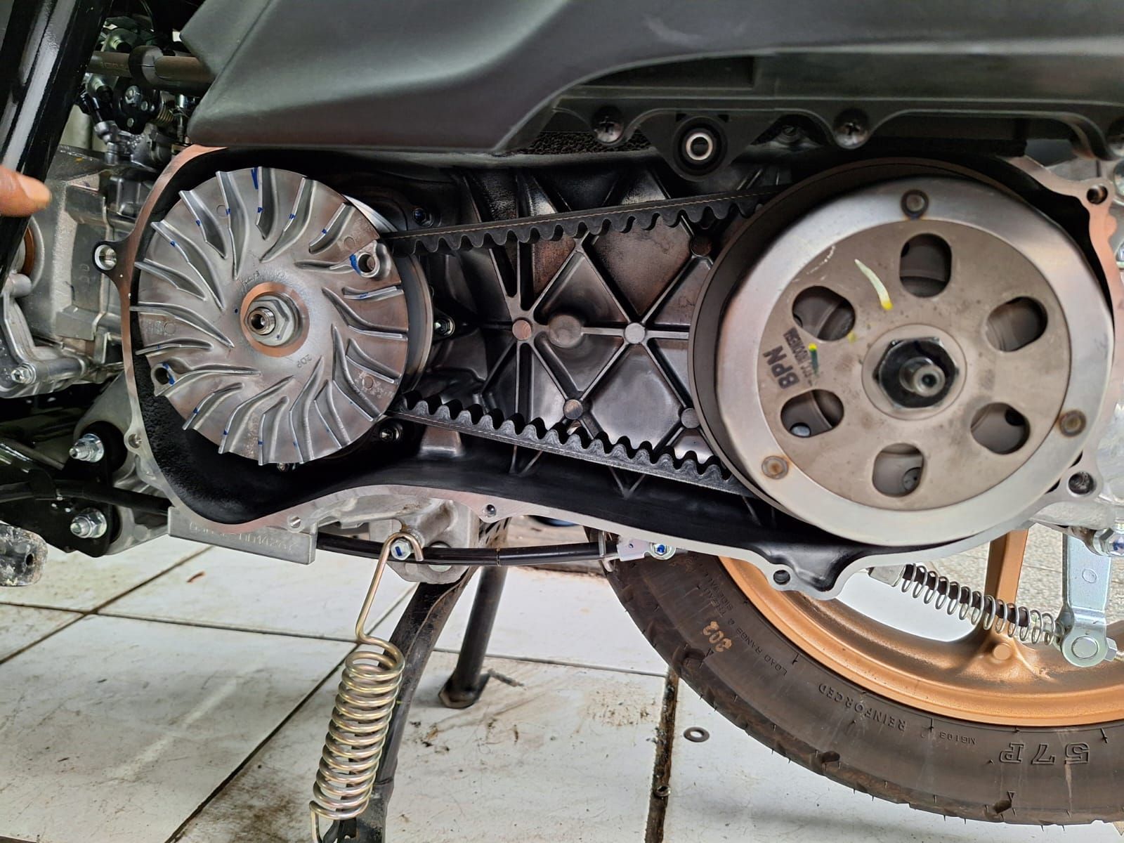 Alasan Mengapa V-Belt dan Roller Motor Matic Harus Diganti Bersamaan